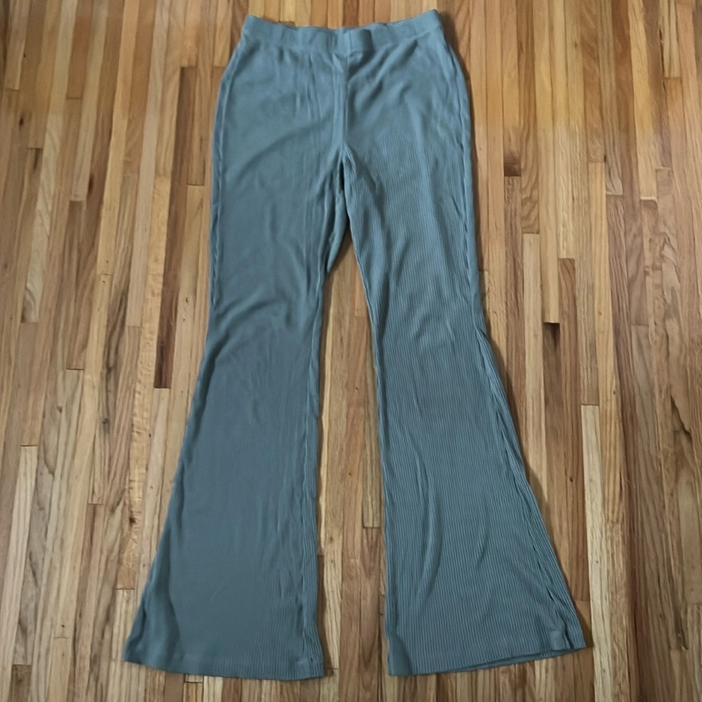 H&M green flare leggings